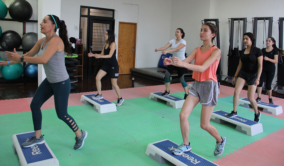 Abdomen y glúteo con step