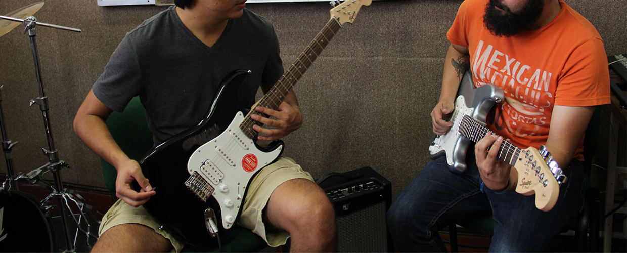 Guitarra eléctrica, acústica y bajo con Adán Ruiz Morales